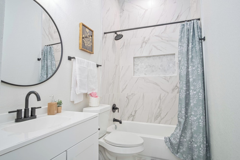 Feel, Chill and Enjoy 4br/3ba Near Fun Riverwalk!