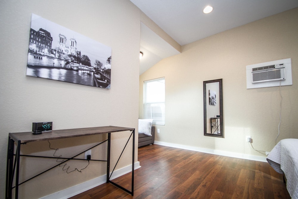 Remodeled House Near Downtown 1br/1ba view 5