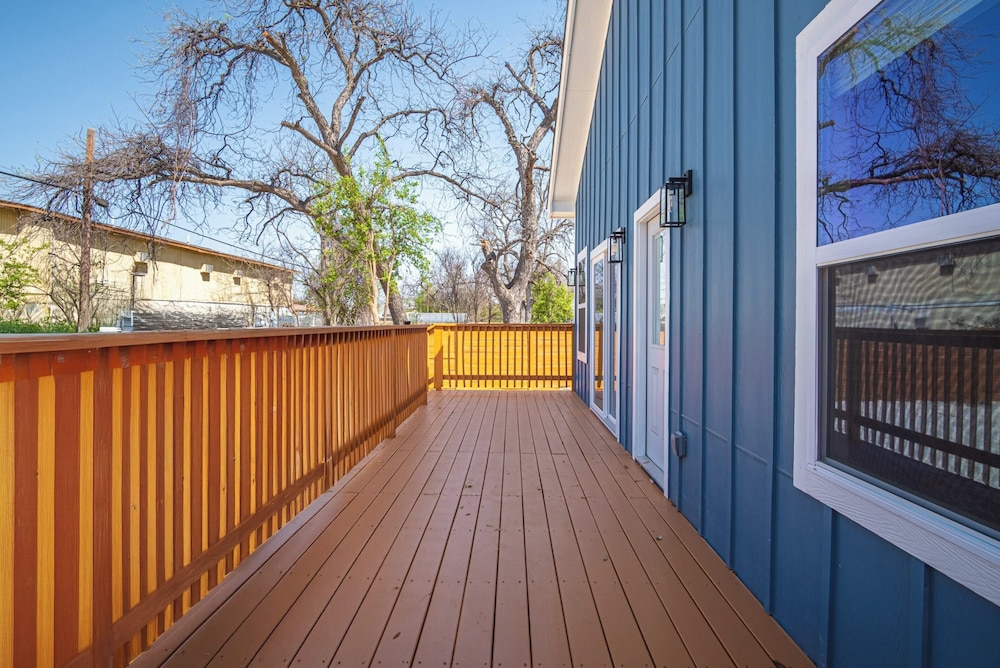Sleek 4br/3ba Urban Living w/ Downtown Views!