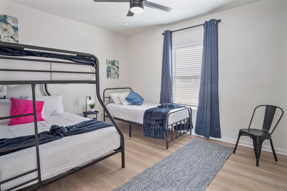 Comfy and Happy Stays Near Riverwalk and Downtown!