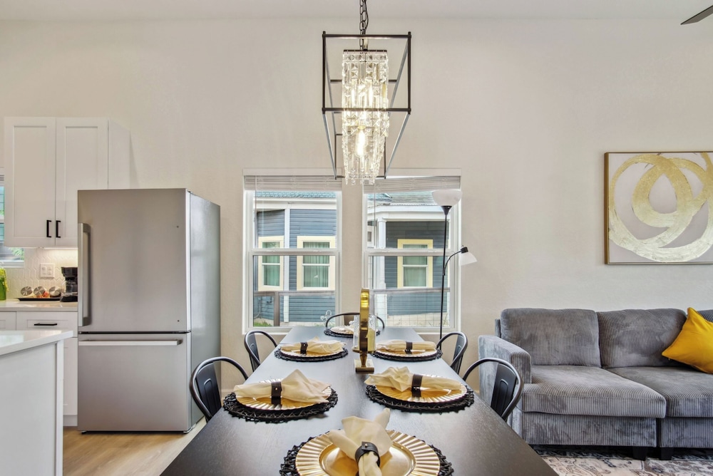 Skyline Retreat 3br-3ba w/ Stunning Views Near DT