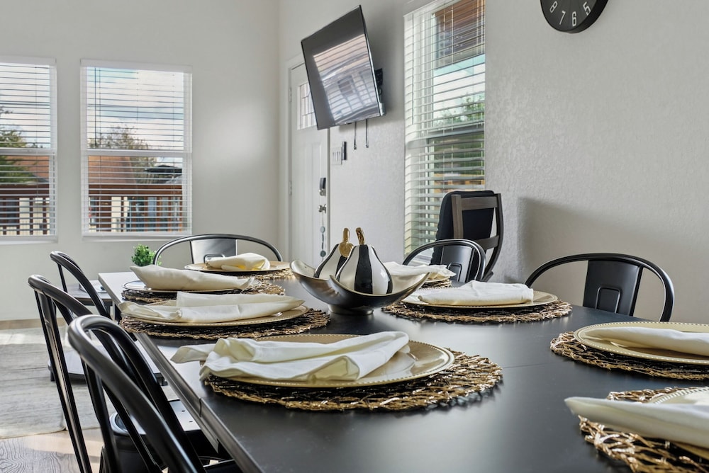 Peaceful Stays With Easy Access to Downtown