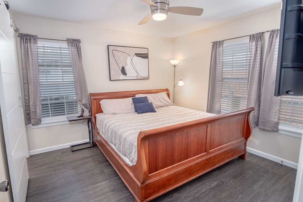 Splendid Gated 4 BR 2 BA Home Near Downtown view 5