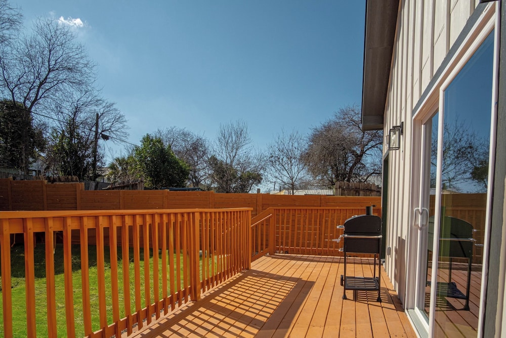Feel, Chill and Enjoy 4br/3ba Near Fun Riverwalk!