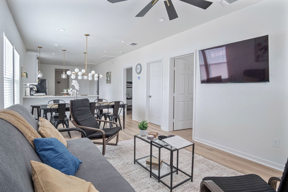 Comfy and Happy Stays Near Riverwalk and Downtown!