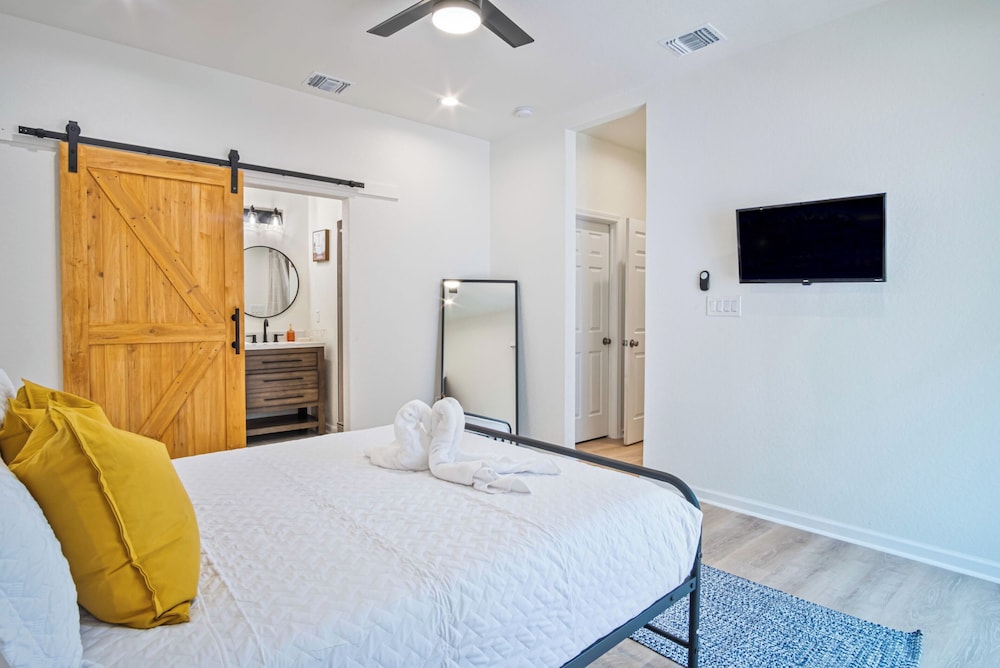 Urban Delight 4br/3ba Near City Center