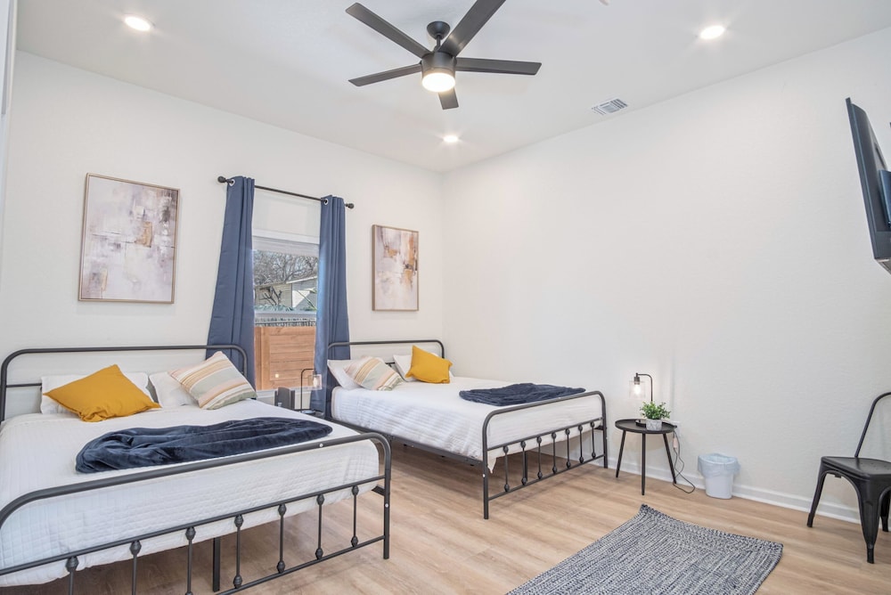 Feel, Chill and Enjoy 4br/3ba Near Fun Riverwalk!