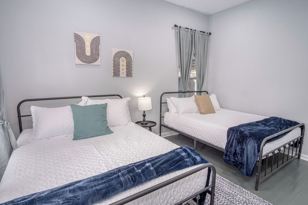 Captivating 4BR 2BA Home Near Awesome Downtown view 4