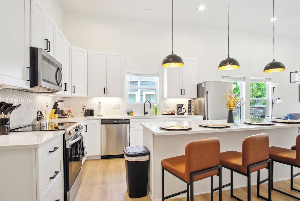 Skyline Retreat 3br-3ba w/ Stunning Views Near DT