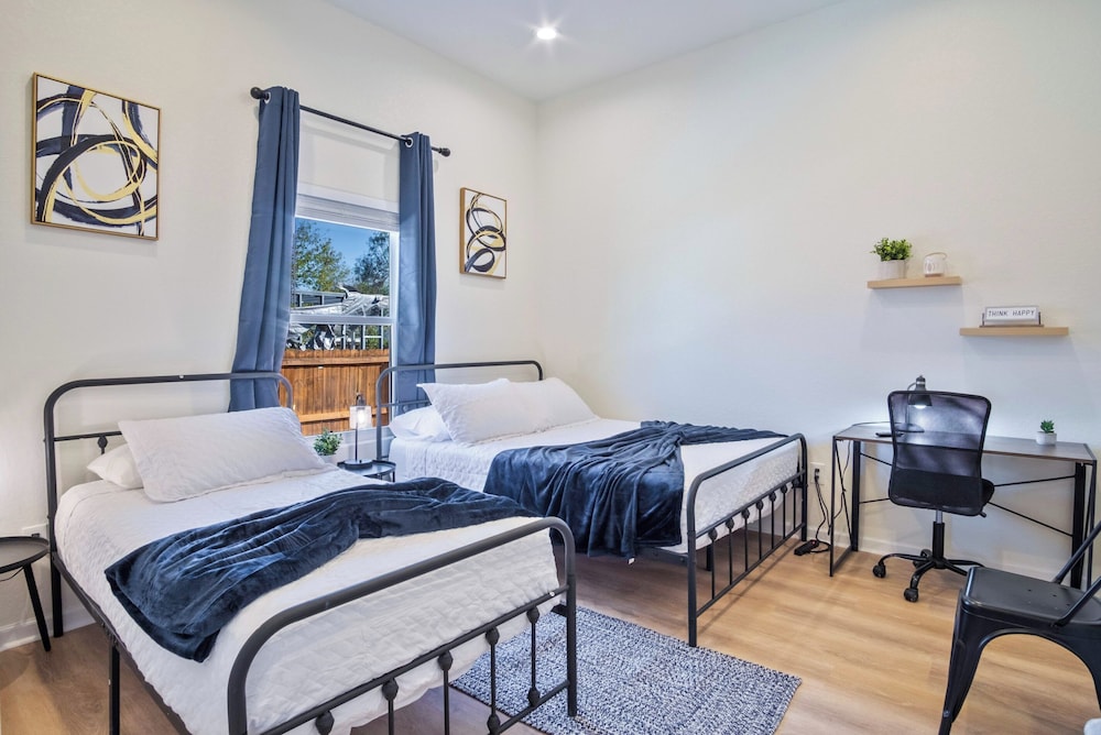 Stylish 3br/2ba Urban Retreat Near Lively Downtown
