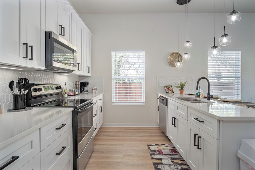 Pristine 3 BR/ 2BA Abode Close to Lovely Downtown!