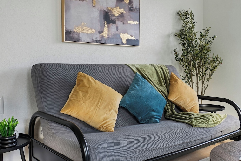 Peaceful Stays With Easy Access to Downtown
