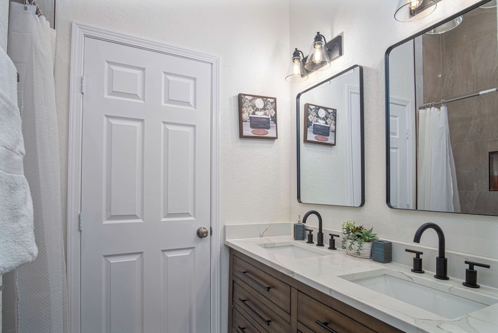 Bright and Clean 3 Bedroom Near Fun Riverwalk