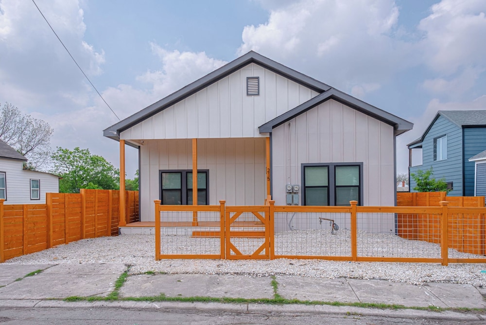 Skyline Retreat 3br-3ba w/ Stunning Views Near DT