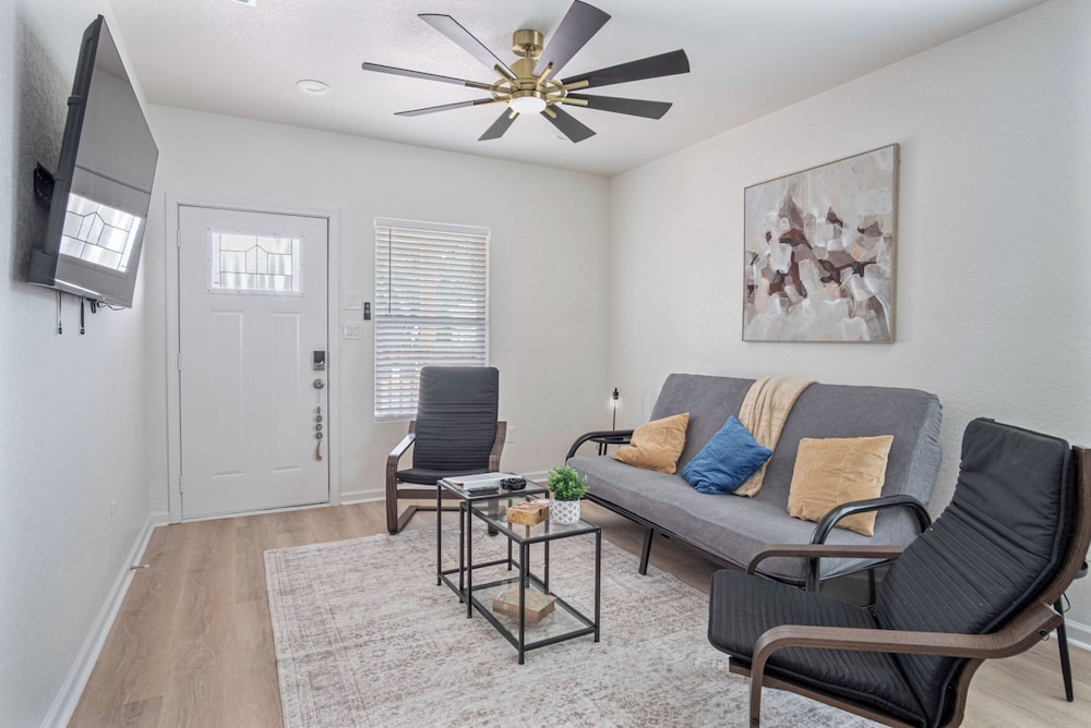 Comfy and Happy Stays Near Riverwalk and Downtown!