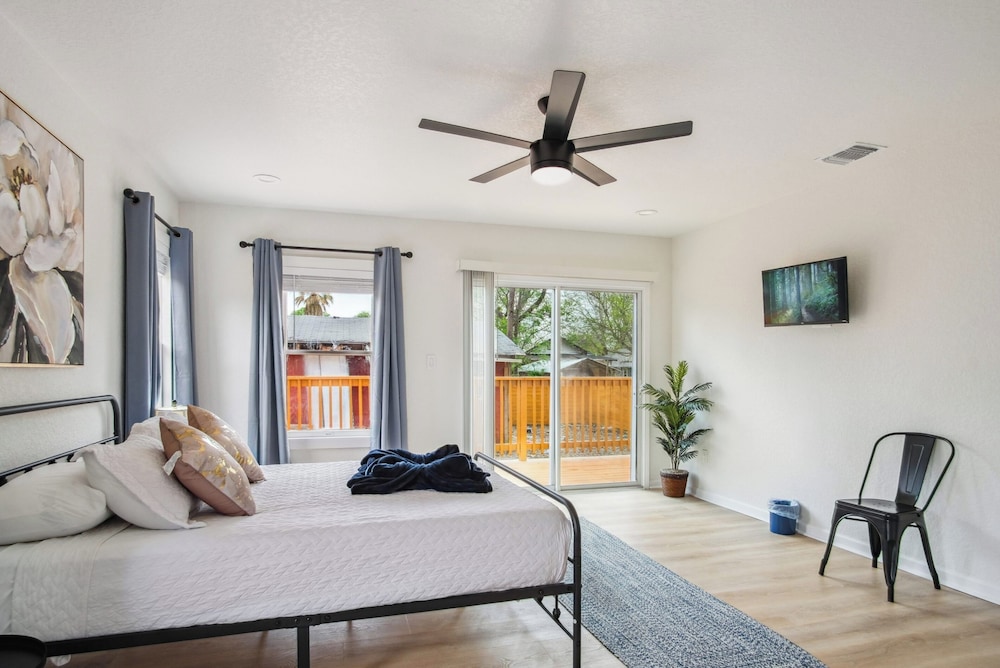 Stylish & Spacious Comfort 4br/3ba Downtown Gem!