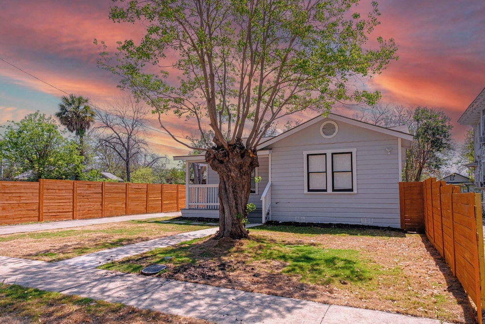 Stylish & Spacious Comfort 4br/3ba Downtown Gem!