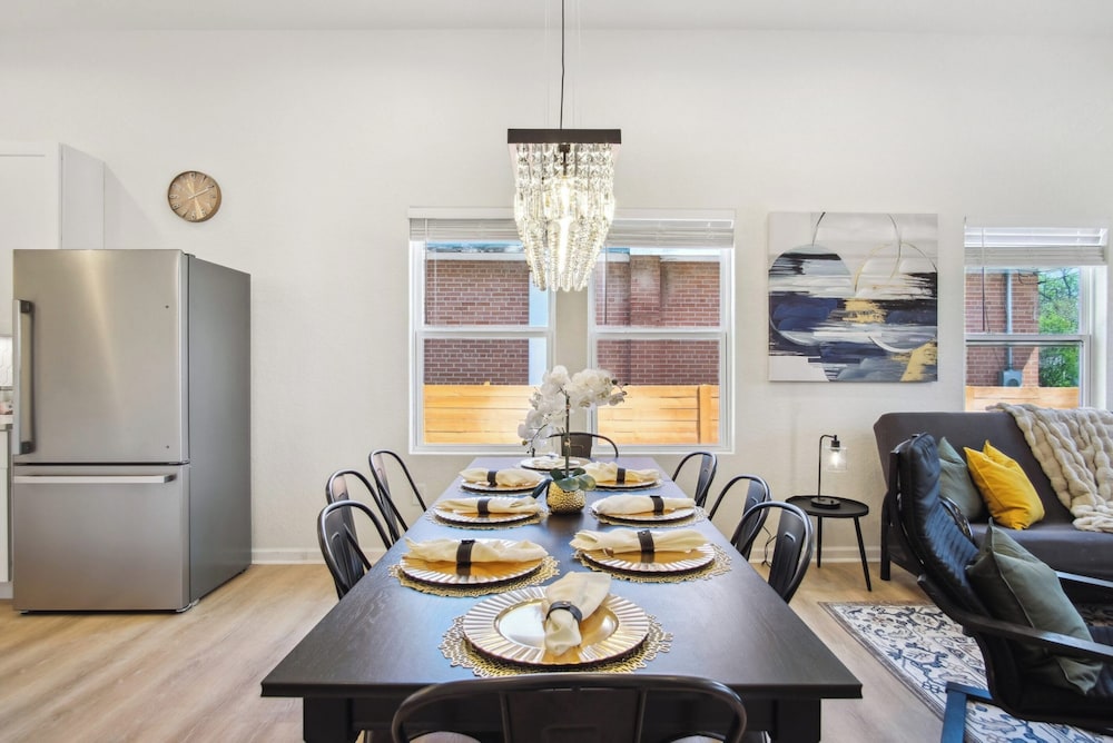 Sleek 4br/3ba Urban Living w/ Downtown Views!