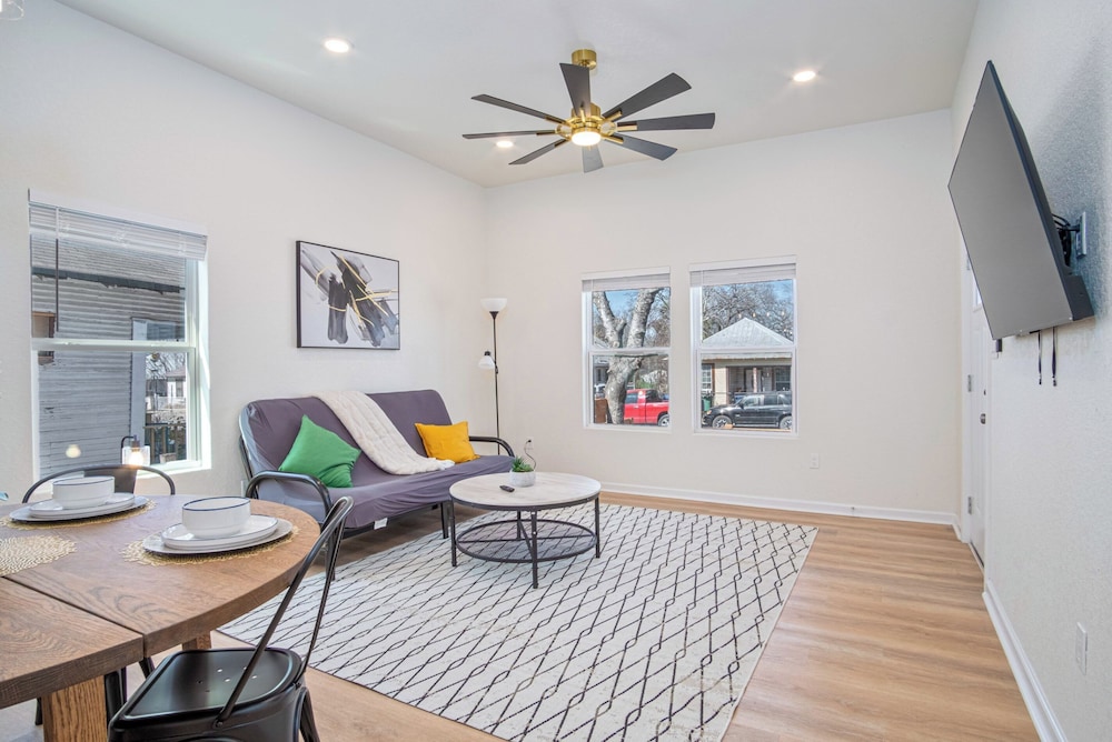 Feel, Chill and Enjoy 4br/3ba Near Fun Riverwalk!