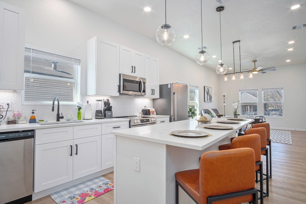 Feel, Chill and Enjoy 4br/3ba Near Fun Riverwalk!