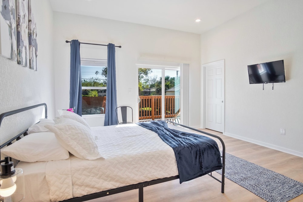 Stylish 3br/2ba Urban Retreat Near Lively Downtown