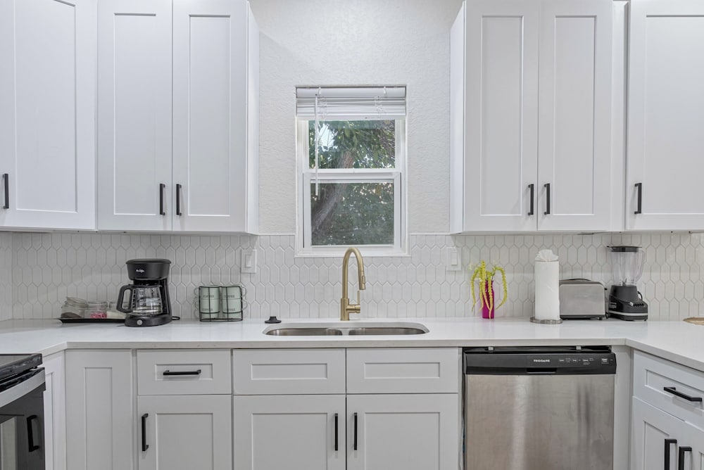 Glorius Amazing 2br/1ba Stay Near Lively Downtown!