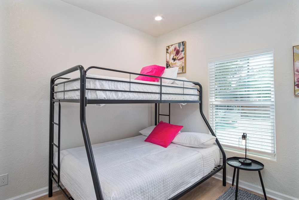 Unwind in Style 4BR 2BA Quick Access to Downtown