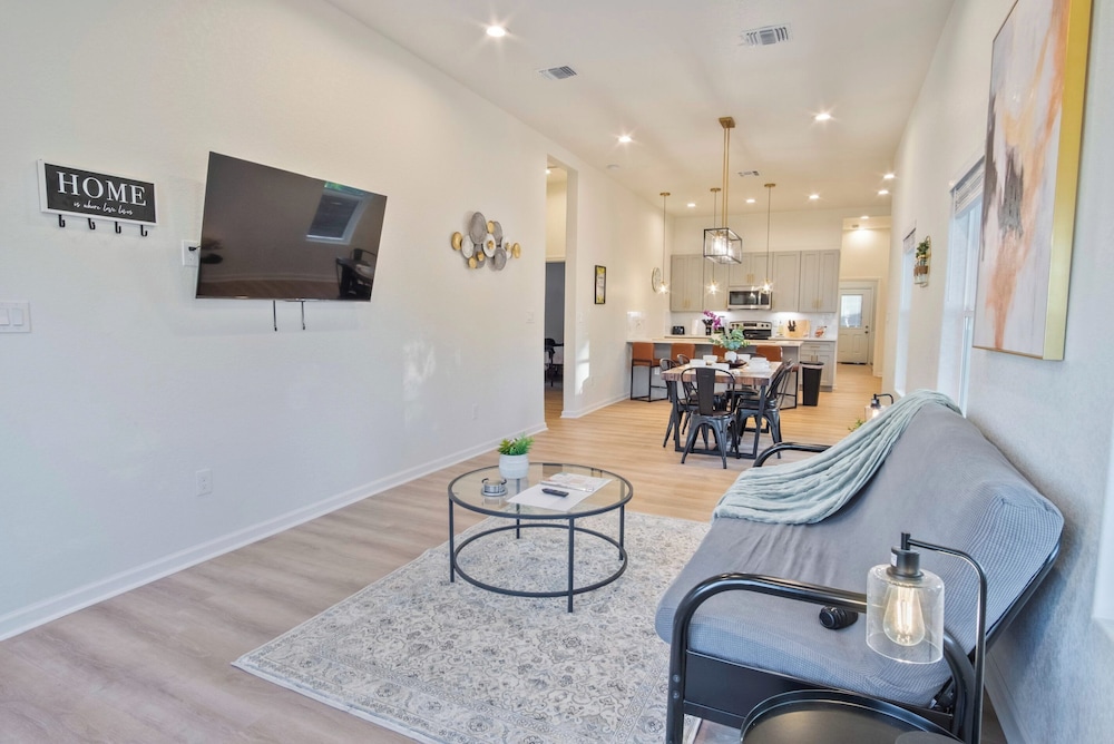 Stylish 3br/2ba Urban Retreat Near Lively Downtown