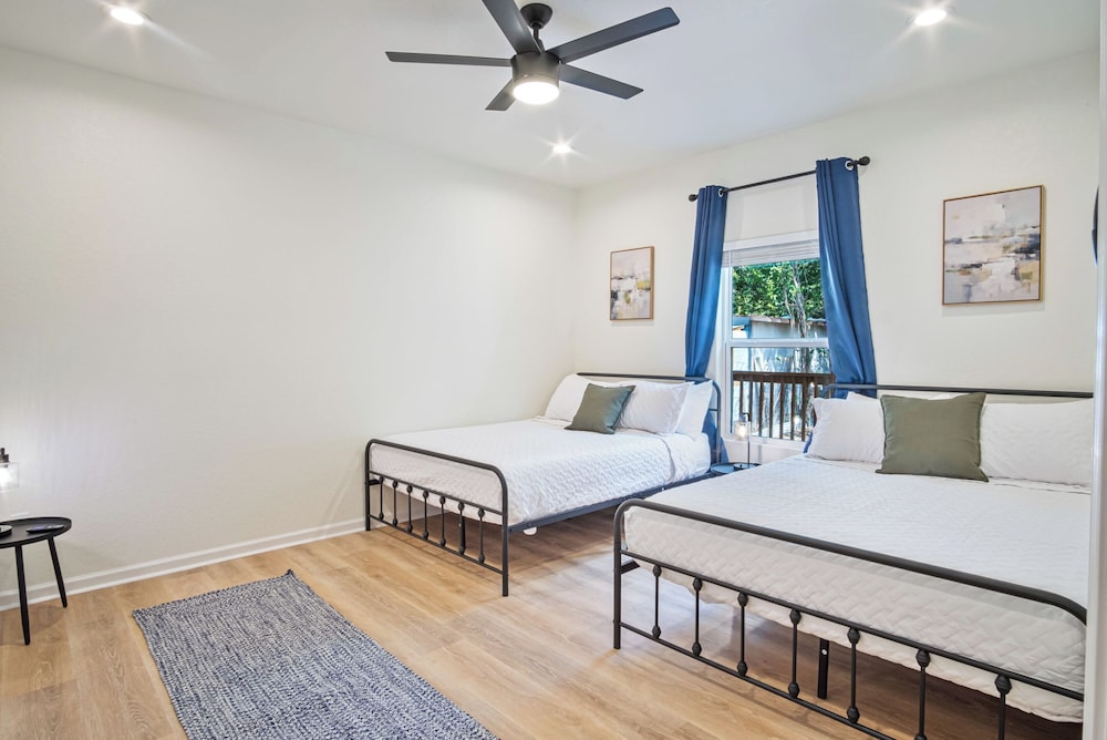 Urban Delight 4br/3ba Near City Center