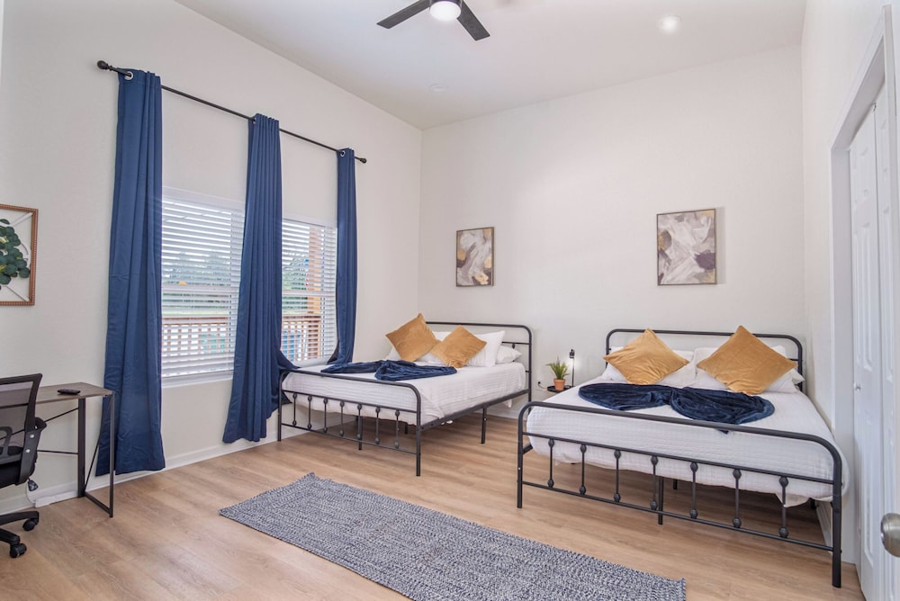Bright and Clean 3 Bedroom Near Fun Riverwalk