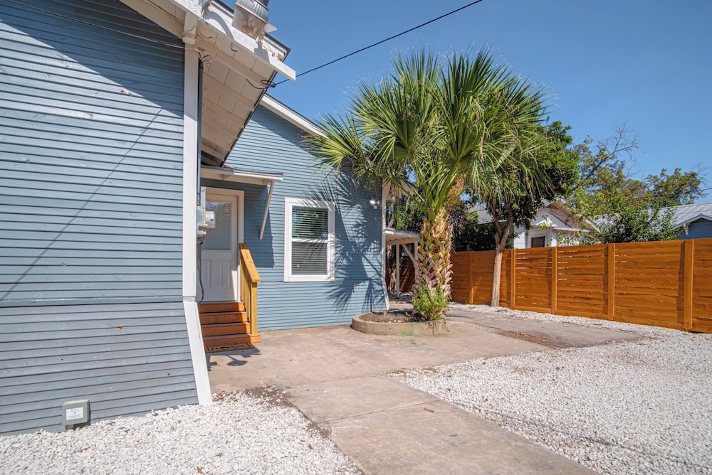 Unwind in Style 4BR 2BA Quick Access to Downtown
