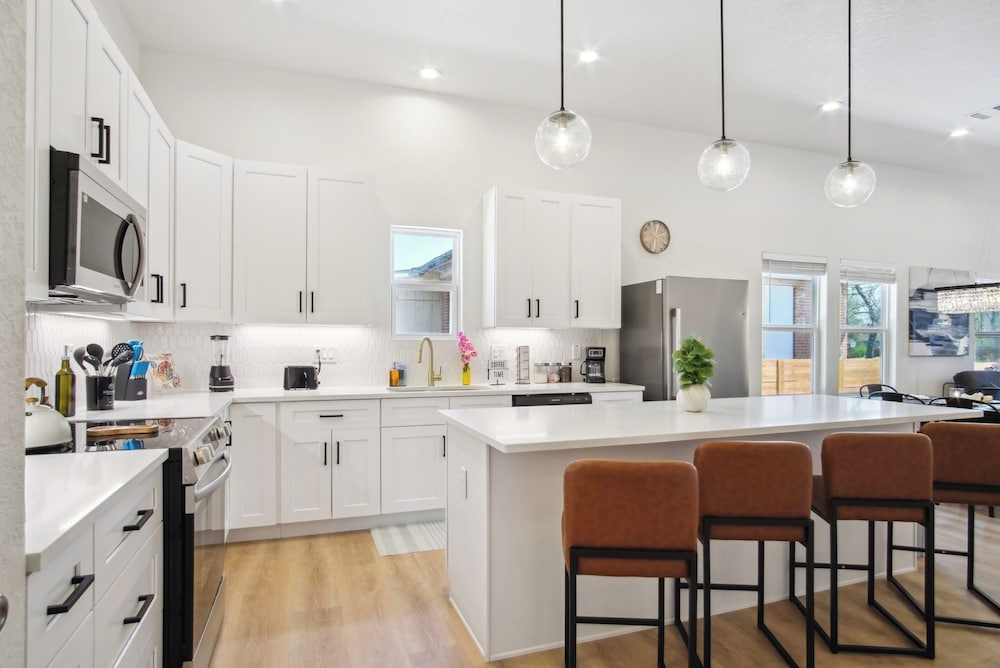 Sleek 4br/3ba Urban Living w/ Downtown Views!