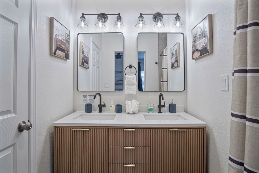 Comfy and Happy Stays Near Riverwalk and Downtown!