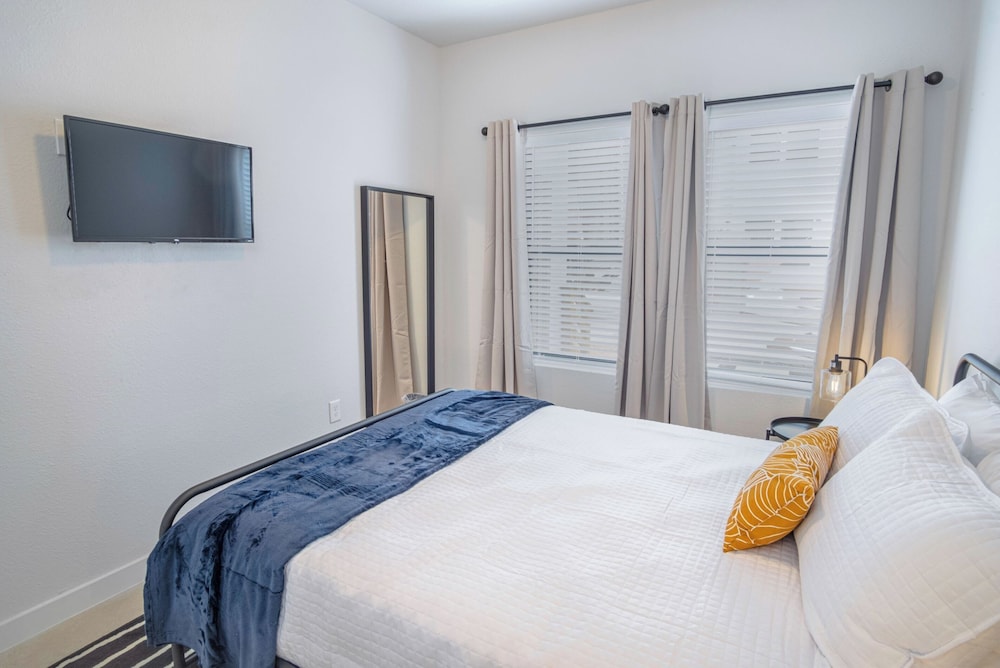 Cutting-edge Elegant 3BR 2.5ba Home Near Downtown! view 2