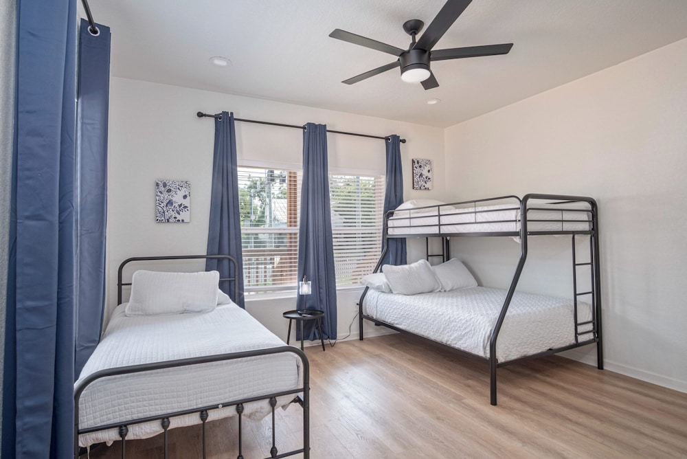 Enjoy 4br/3ba Comfort & Convenience Near Downtown!