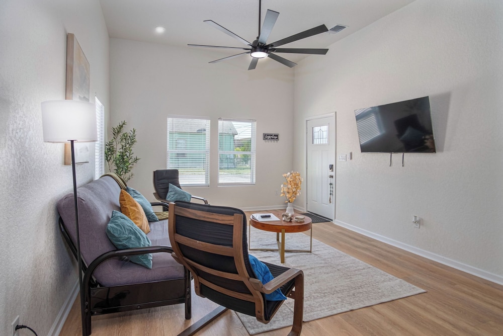 Bright and Clean 3 Bedroom Near Fun Riverwalk