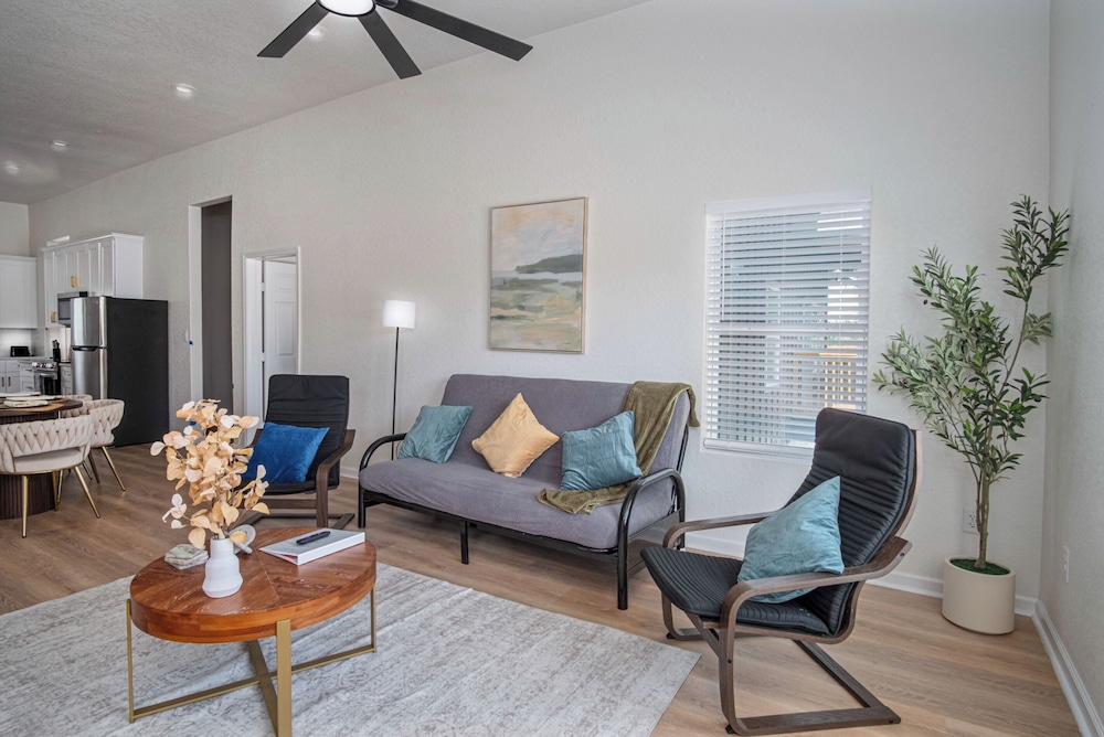 Bright and Clean 3 Bedroom Near Fun Riverwalk