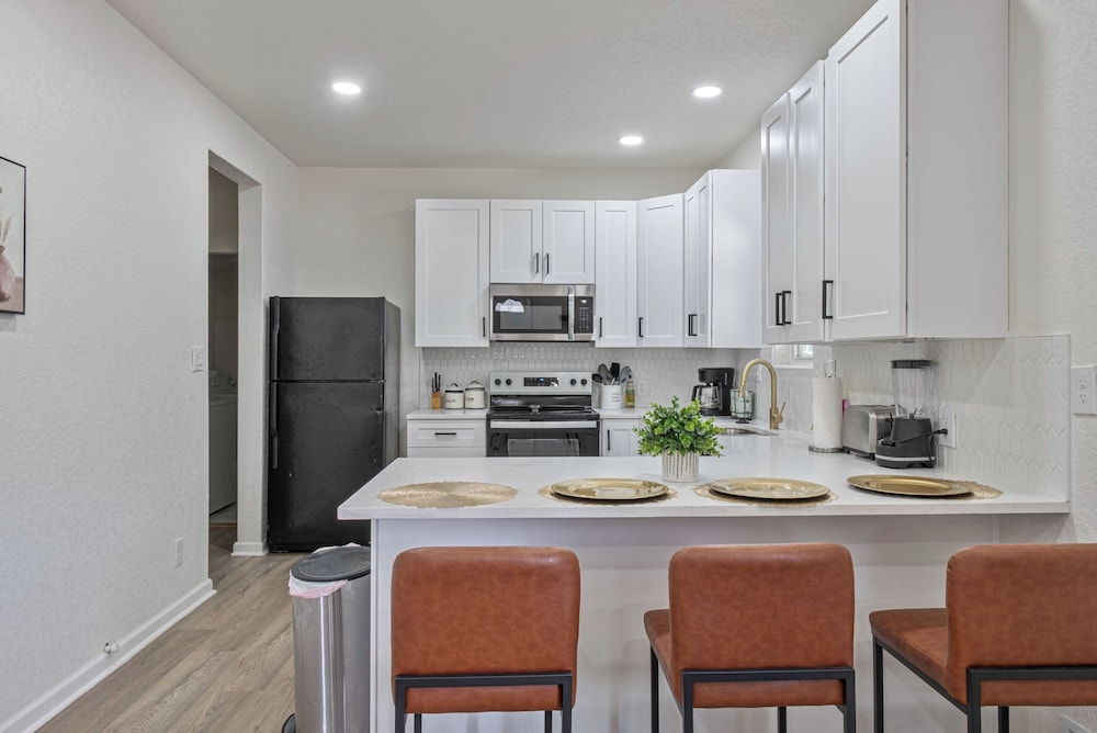Glorius Amazing 2br/1ba Stay Near Lively Downtown!