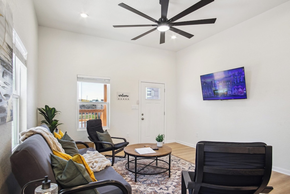 Sleek 4br/3ba Urban Living w/ Downtown Views!
