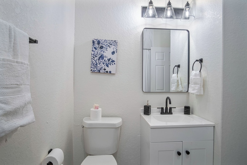 Bright and Clean 3 Bedroom Near Fun Riverwalk