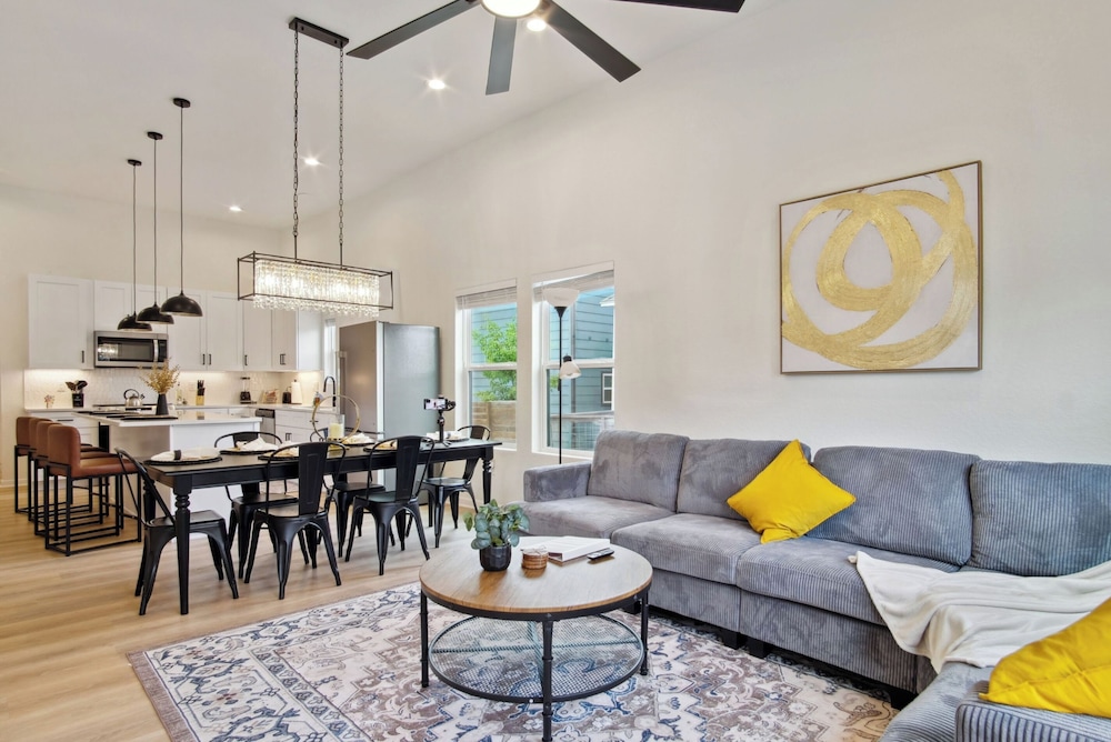 Skyline Retreat 3br-3ba w/ Stunning Views Near DT