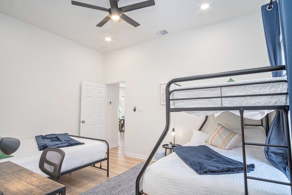 Feel, Chill and Enjoy 4br/3ba Near Fun Riverwalk!