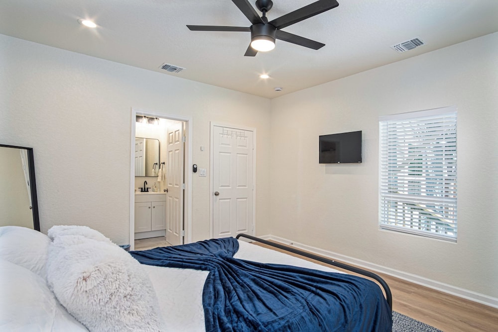 Unwind in Style 4BR 2BA Quick Access to Downtown