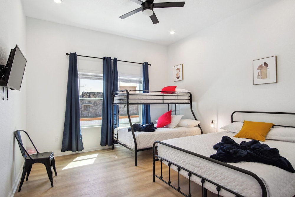 Sleek 4br/3ba Urban Living w/ Downtown Views!