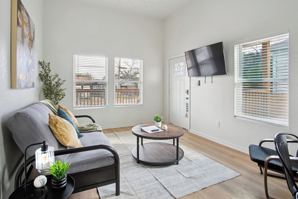 Peaceful Stays With Easy Access to Downtown
