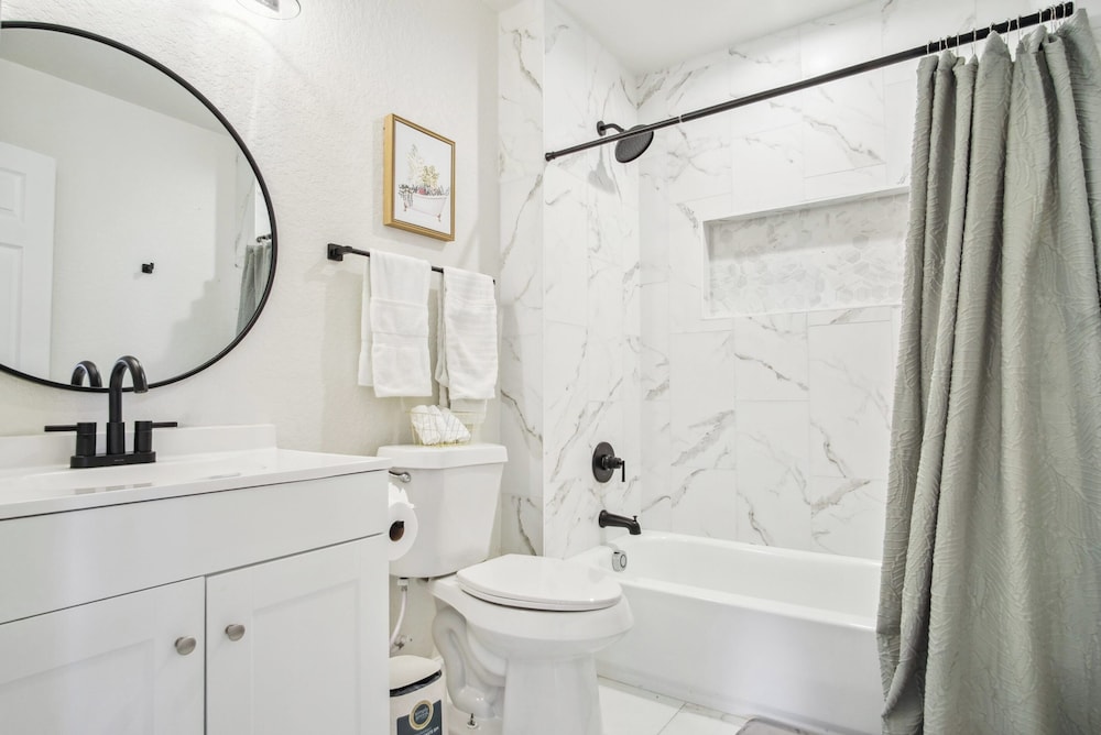 Stylish & Spacious Comfort 4br/3ba Downtown Gem!