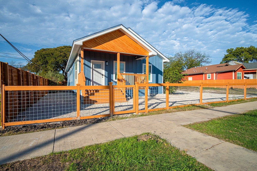 Downtown Dream Home Spacious 4br/2ba Sleeps 12! view 3