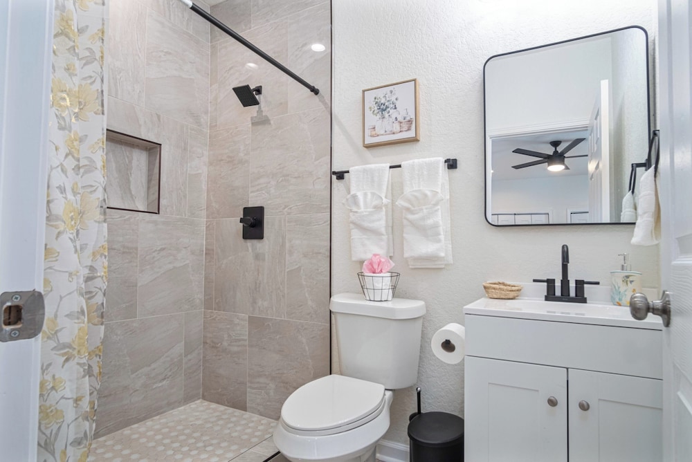 Unwind in Style 4BR 2BA Quick Access to Downtown