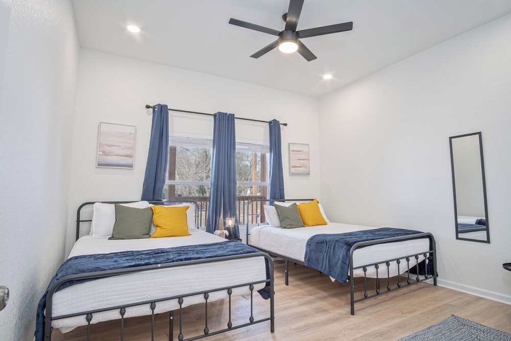 Feel, Chill and Enjoy 4br/3ba Near Fun Riverwalk!