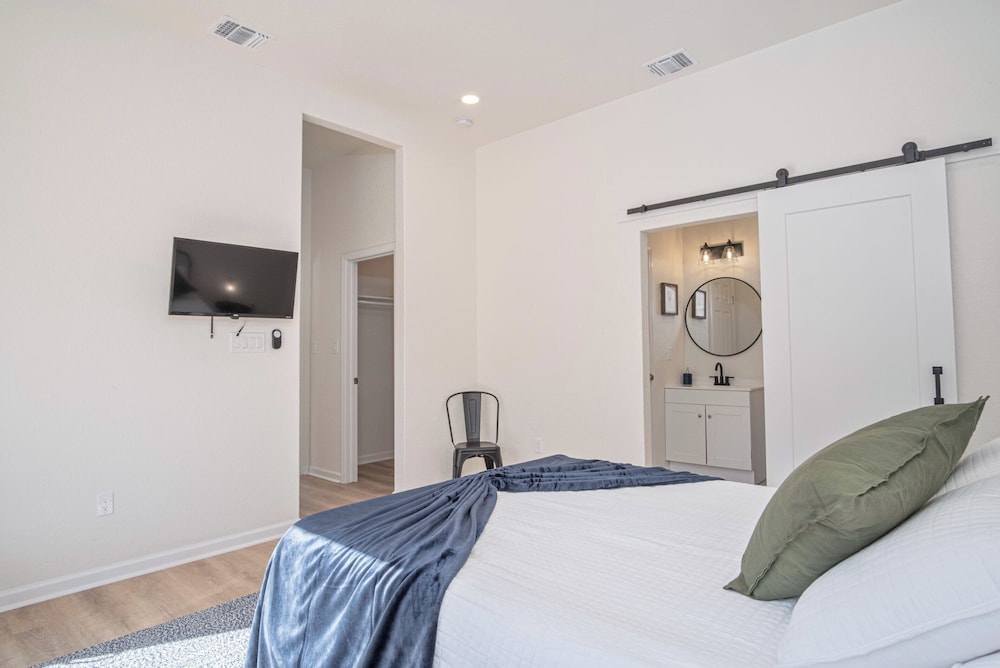 Feel, Chill and Enjoy 4br/3ba Near Fun Riverwalk!
